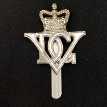 Lade das Bild in den Galerie-Viewer, Original British Staybrite Army Cap - 5th Royal Inniskilling Dragoon Guards - The Militaria Shop