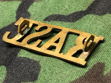 Lade das Bild in den Galerie-Viewer, Original WW2 British Army Brass Shoulder Title - RASC Army Service Corps - The Militaria Shop