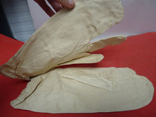 Charger l'image dans la galerie, Original WW2 British Army Gunners Winter White Gloves - 1942 - The Militaria Shop