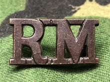 Lade das Bild in den Galerie-Viewer, Original WW2 British Royal Navy Brass Shoulder Title - RM Royal Marines - The Militaria Shop