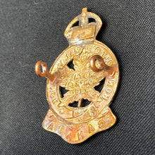 Lade das Bild in den Galerie-Viewer, Original British Army WW1 / WW2 Royal Montreal Regiment Cap Badge - The Militaria Shop