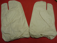 Charger l'image dans la galerie, Original WW2 British Army Gunners Winter White Gloves - Dated 1941 - The Militaria Shop