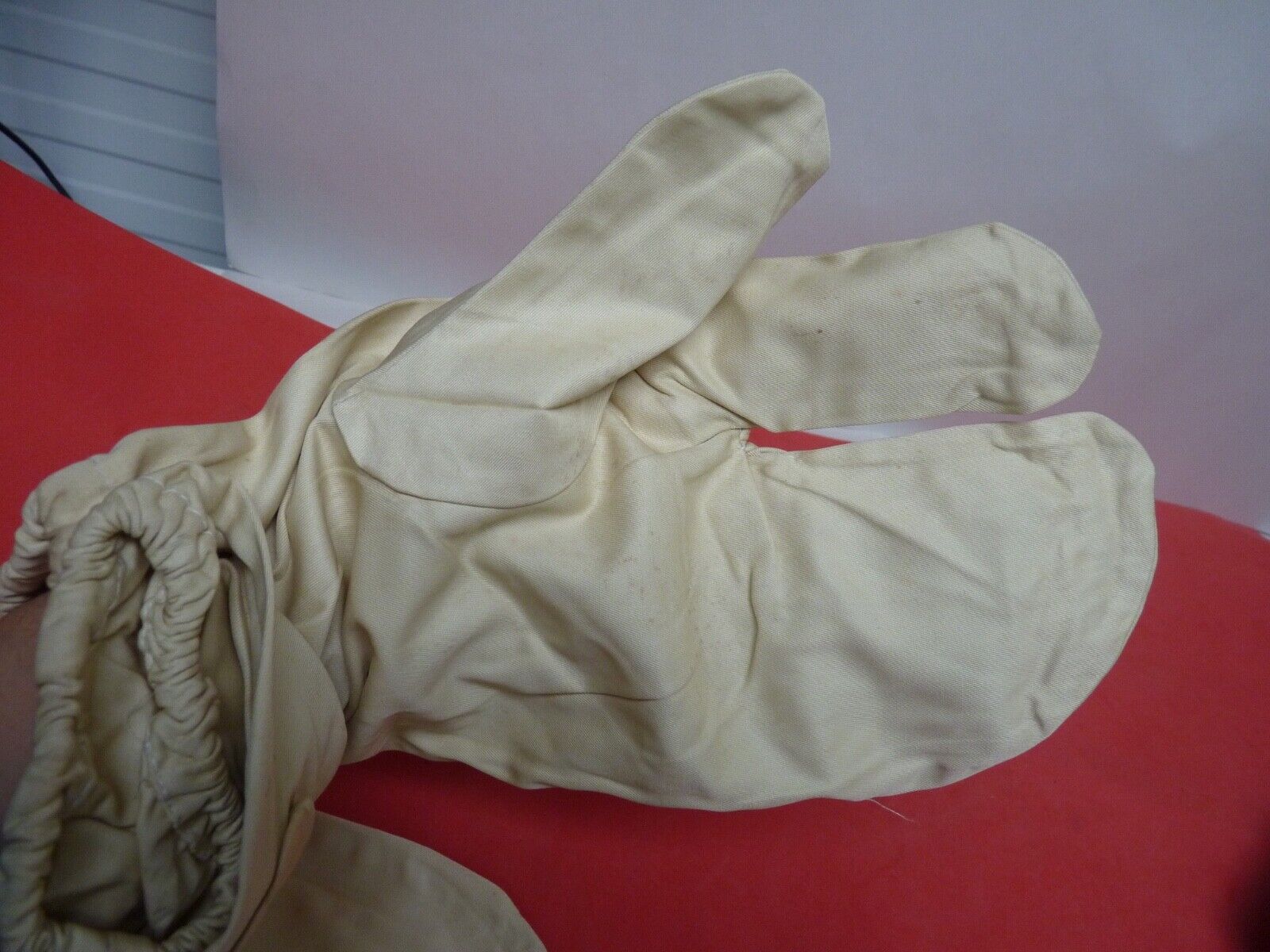Original WW2 British Army Gunners Winter White Gloves - 1942 - The Militaria Shop