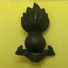 Load image into Gallery viewer, Original WW1/WW2 British Army Royal Artillery Cap Badge - The Militaria Shop
