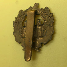 Load image into Gallery viewer, Original WW1/WW2 British Army The Essex Regiment Cap Badge - The Militaria Shop