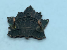 Load image into Gallery viewer, Original WW1 / WW2 Canadian Army Cap / Collar Badge - The Militaria Shop