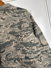 Charger l'image dans la galerie, Surplus US Air Force UCP Uniform Jacket 44R - The Militaria Shop