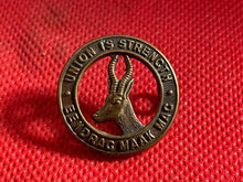Lade das Bild in den Galerie-Viewer, Original WW2 South African Army Side Cap / Collar Badge - The Militaria Shop