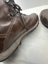 Lade das Bild in den Galerie-Viewer, British Army Surplus Brown Leather Combat Boots - ITURRI - Size UK 9 M - The Militaria Shop