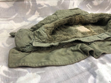 Lade das Bild in den Galerie-Viewer, Original Korean War Era British Army Middle Parka Detatchable Hood - Size Large - The Militaria Shop
