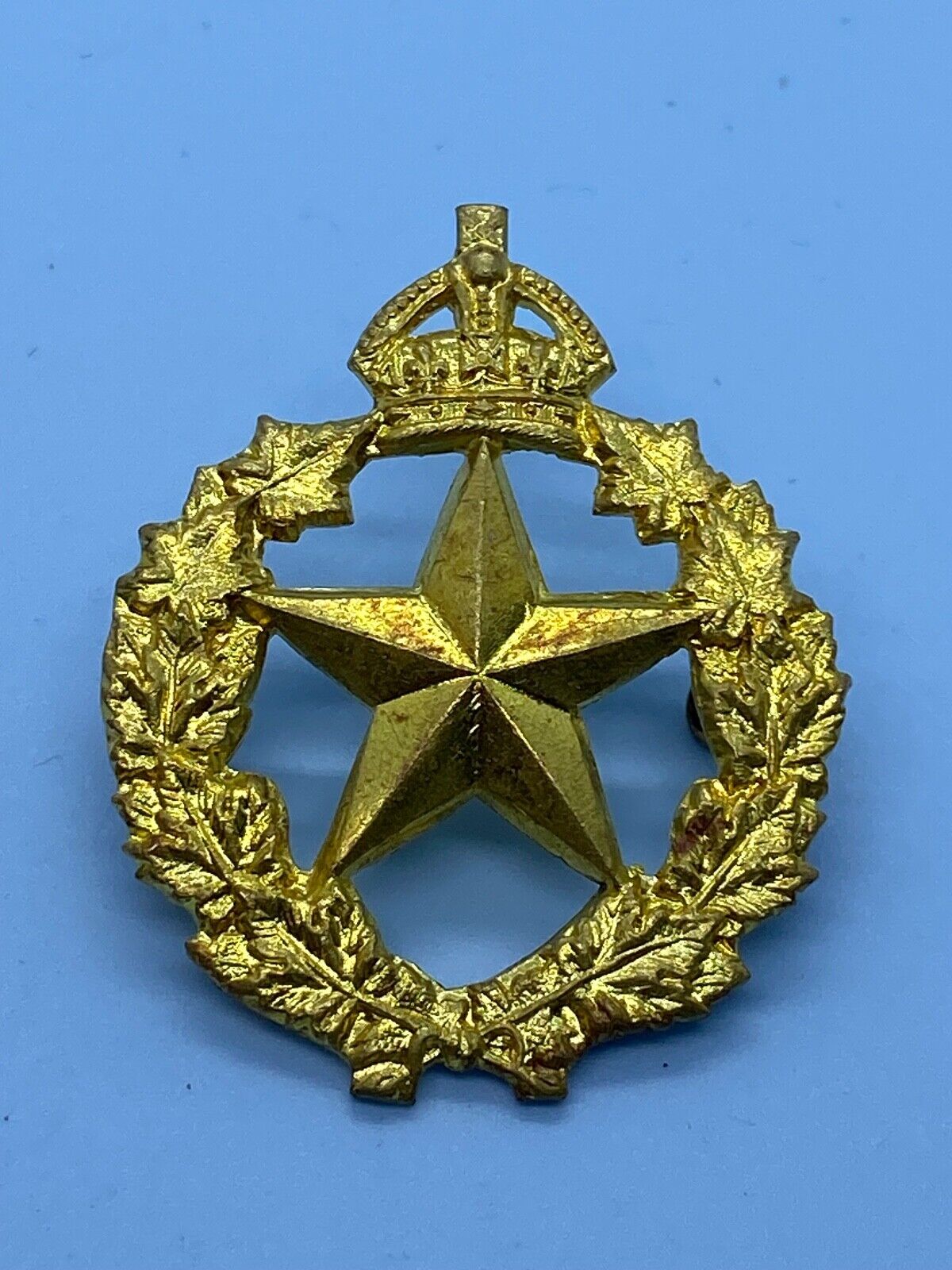 Original Canadian Army Le Regiment de Montmagny Cap Badge - The Militaria Shop