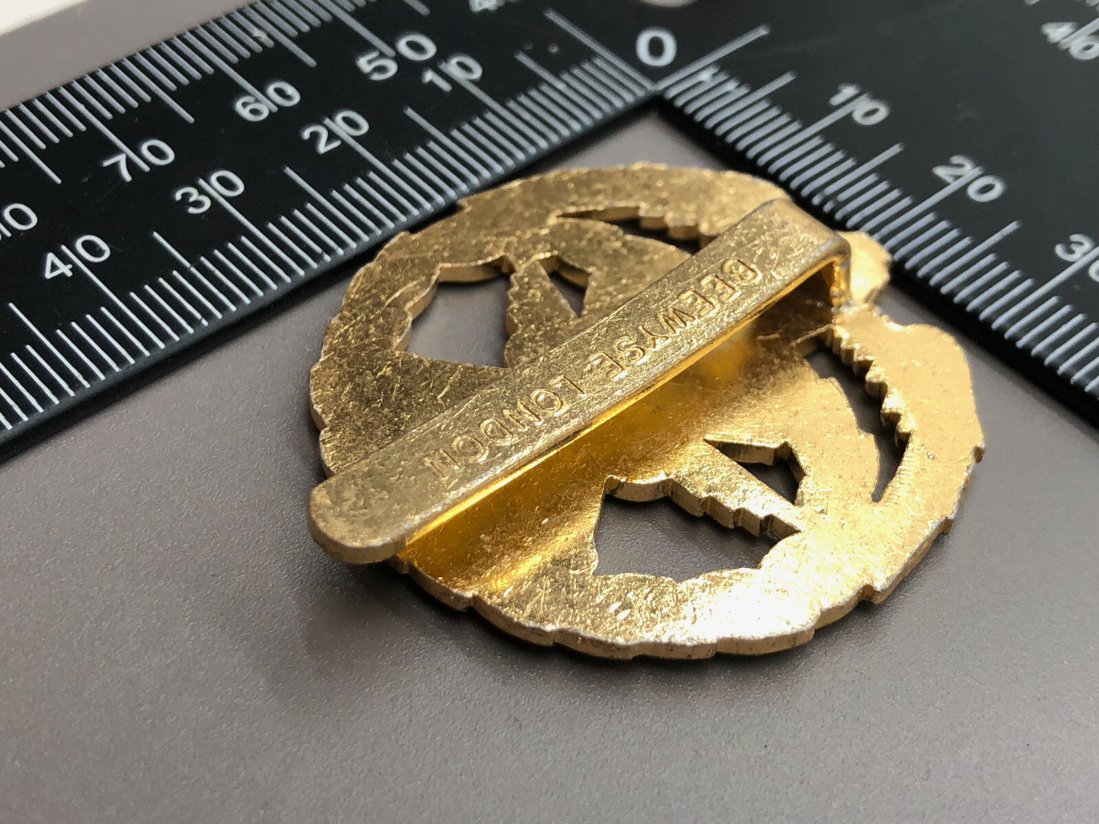 Vintage Kuwait Armed Forces Cap Badge - The Militaria Shop