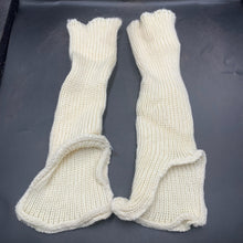 Lade das Bild in den Galerie-Viewer, British Army Issue Thick Cold Weather White Wool Wristlets Sleeves - The Militaria Shop