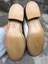 Load image into Gallery viewer, Genuine British Army Women's White Summer Shoes - WW2 Pattern - Size UK 4.5 S - The Militaria Shop