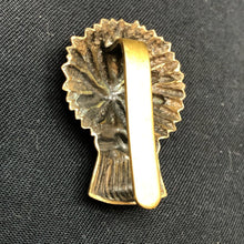 Load image into Gallery viewer, Genuine WW2 British Army Brass Cap Badge - Royal Artillery - The Militaria Shop