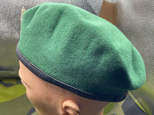 Lade das Bild in den Galerie-Viewer, Original British Army Adjutant Generals Corps Beret with Badge - The Militaria Shop