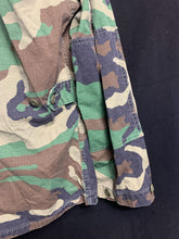 Load image into Gallery viewer, US Army Jacket Mens Woodland Camo Combat Military USA BDU Coat - 37" Chest - The Militaria Shop