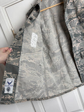 Lade das Bild in den Galerie-Viewer, Surplus US Air Force UCP Uniform Jacket 40 chest - The Militaria Shop