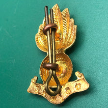 Load image into Gallery viewer, Genuine British Army Cap Badge - Royal Artillery - The Militaria Shop