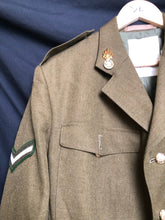 Lade das Bild in den Galerie-Viewer, British Army Grade 1 No.2 Dress Uniform Jacket - Fusiliers - Size 188/112/96 - The Militaria Shop