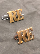 Load image into Gallery viewer, Original WW1 WW2 British Army Royal Engineers Brass Shoulder Title Pair - The Militaria Shop