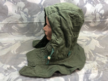 Lade das Bild in den Galerie-Viewer, Original Korean War Era British Army Middle Parka Detatchable Hood - Size Large - The Militaria Shop