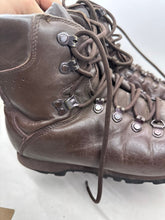Lade das Bild in den Galerie-Viewer, British Army Surplus Brown Leather Combat Boots - ITURRI - Size UK 9 M - The Militaria Shop