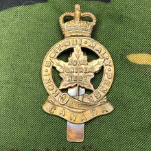 Charger l'image dans la galerie, Genuine Canadian Army Brass Cap Badge - Royal Montreal Regiment - The Militaria Shop