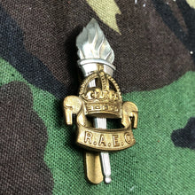 Load image into Gallery viewer, Original WW2 British RAEC Royal Army Education Corps Cap Badge - Kings Crown - The Militaria Shop