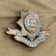 Charger l'image dans la galerie, Original WW1 British Army Cap Badge - Worcestershire Regiment - The Militaria Shop