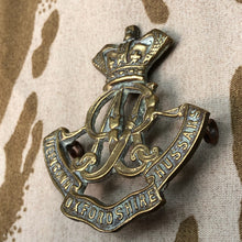Charger l'image dans la galerie, British Army Queen Victoria's Oxfordshire Hussars Regiment Cap Badge - The Militaria Shop
