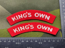 Lade das Bild in den Galerie-Viewer, British Army King's Own Regiment - Pair of Shoulder Titles - The Militaria Shop