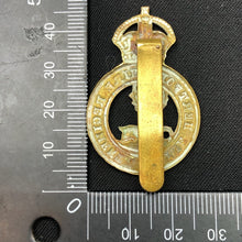 Load image into Gallery viewer, Original WW1 / WW2 British Army The Hertfordshire Regiment Cap Badge - The Militaria Shop