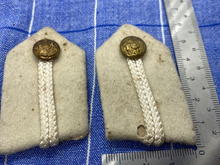 Lade das Bild in den Galerie-Viewer, Original British Army Officers Epaulettes / Collars with Buttons - The Militaria Shop