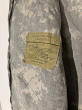 Lade das Bild in den Galerie-Viewer, Surplus US Army ACU Combat Uniform Jacket -Size Medium-Short - The Militaria Shop
