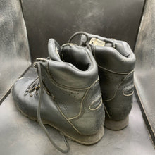 Charger l'image dans la galerie, British Army Surplus Black Leather ITURRI Combat Patrol Boots - Size UK 6 L - The Militaria Shop