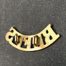 Lade das Bild in den Galerie-Viewer, Original WW1 British Army Brass Shoulder Title - Buffs East Kent Regiment - The Militaria Shop