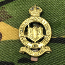 Lade das Bild in den Galerie-Viewer, Original WW1 British Cap Badge - Northumberland Hussars - The Militaria Shop
