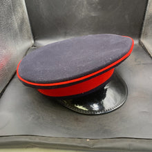 Lade das Bild in den Galerie-Viewer, British Army Peaked Cap - Royal Artillery - Size 58cm - The Militaria Shop
