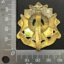 Load image into Gallery viewer, Original British Army WW1 / WW2 Bedfordshire & Hertfordshire Regiment Cap Badge - The Militaria Shop