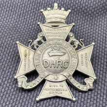 Lade das Bild in den Galerie-Viewer, Original WW2 Canadian Army Dufferin and Haldimand Rifles of Canada Cap Badge - The Militaria Shop
