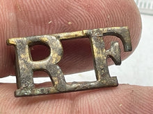 Load image into Gallery viewer, Original WW1 British Army Royal Fusiliers Regiment RF Shoulder Title - The Militaria Shop