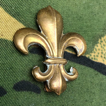 Lade das Bild in den Galerie-Viewer, Original WW1 British Cap Badge - Manchester Regiment - The Militaria Shop
