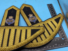 Lade das Bild in den Galerie-Viewer, Pair of Original British Army Grenadier Guards Bandsman's Epaulettes / Wings - The Militaria Shop