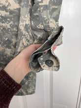 Charger l'image dans la galerie, Surplus US Army ACU Combat Uniform Jacket-Small Regular - The Militaria Shop