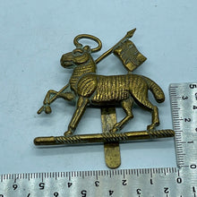 Load image into Gallery viewer, Original WW1 / WW2 The Queen's Royal Regiment (West Surrey) Cap Badge - The Militaria Shop