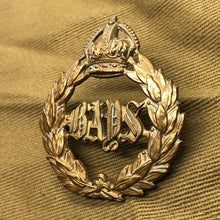 Load image into Gallery viewer, Original WW1/WW2 British Army 2nd Dragoon Guards (Queen's Bays) Cap Badge - The Militaria Shop