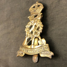 Charger l'image dans la galerie, Original British Army Cap/Beret Badge - Labour Corps - The Militaria Shop