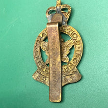 Charger l'image dans la galerie, Original Canadian Army Cap Badge - Royal Montreal Regiment - The Militaria Shop