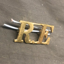 Charger l'image dans la galerie, Original WW1 British Army Royal Engineers RE Brass Shoulder Title - The Militaria Shop